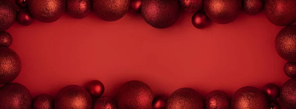 Ornements de Noël sur fond rouge. Panorama de Noël de boules de verre rouge classique boules décorations bordure avec espace de copie. Composition vacances de Noël — Photo