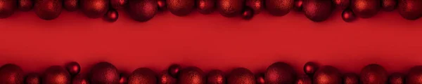लाल पृष्ठभूमि पर क्रिसमस के गहने। क्लासिक लाल ग्लास बाउल्स बॉल्स सजावट कॉपी स्पेस के साथ सीमा का क्रिसमस पैनोरमा। क्रिसमस अवकाश संरचना — स्टॉक फ़ोटो, इमेज
