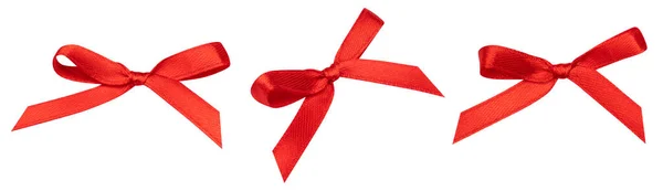 Rode gift boog geïsoleerd op witte achtergrond. Lint strik van glanzend satijn close-up. Vakantie Kerst decoratie als design element — Stockfoto