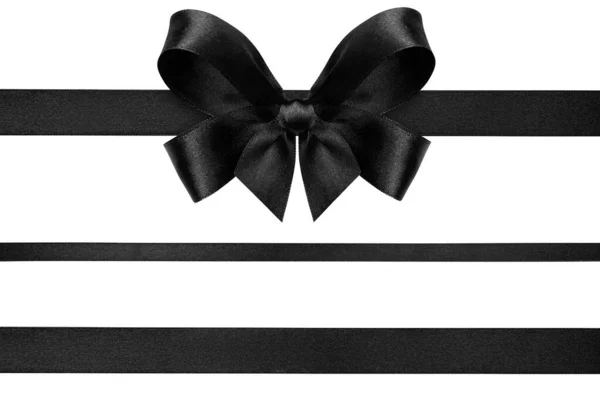 ギフト弓白に隔離されたブラックリボン。黒い光沢のあるサテンリボンとリボンの水平線のクリスマスのお祝い弓 — ストック写真