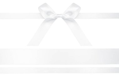 Beyaz kurdeleli hediye yayı beyaza saplanmış. Beyaz parlak saten kurdele ve şeritten oluşan bayram yayı.