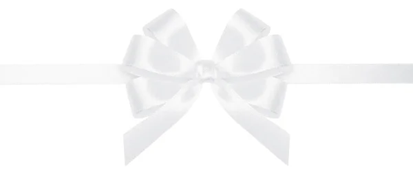 Λευκή κορδέλα με φιογκάκι σε λευκό χρώμα. Εορταστική πλώρη από λευκή γυαλιστερή σατέν κορδέλα και κορδέλα — Φωτογραφία Αρχείου