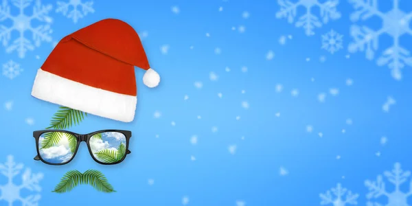 Portret Świętego Mikołaja z hipsterskimi okularami przeciwsłonecznymi i płatkiem śniegu na niebieskim tle z przestrzenią do kopiowania. Minimalne płaskie leżały motyw Bożego Narodzenia. Koncepcja sprzedaży noworocznej — Zdjęcie stockowe