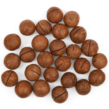Beyaz arka planda organik fındıklar var. Bir yığın kabuksuz macadamia fındığı. Üst görünüm