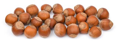 Fındık, beyaz arka planda izole edilmiş. Yakın plan fındık yığını. Organik yiyecekler. Fındık toplama