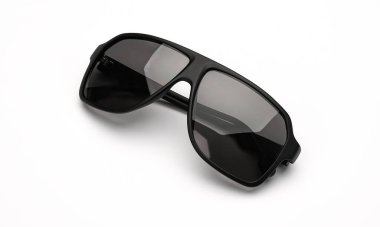 Güneş gözlükleri beyaz arkaplanda izole edilmiş. Güneş gözlüklü yaz adamı aksesuarları siyah renk. Üst görünüm