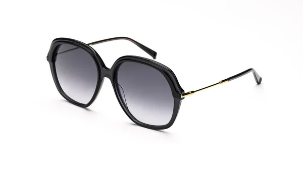 Lunettes de soleil noires isolées sur fond blanc. Lunettes de soleil été femme accessoires — Photo