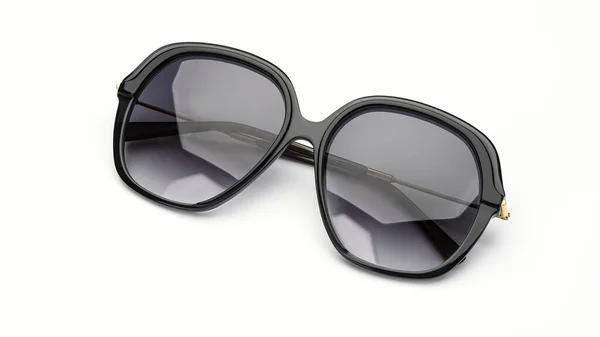 Óculos de sol preto isolado no fundo branco. Óculos de sol acessórios mulher verão. Vista superior — Fotografia de Stock