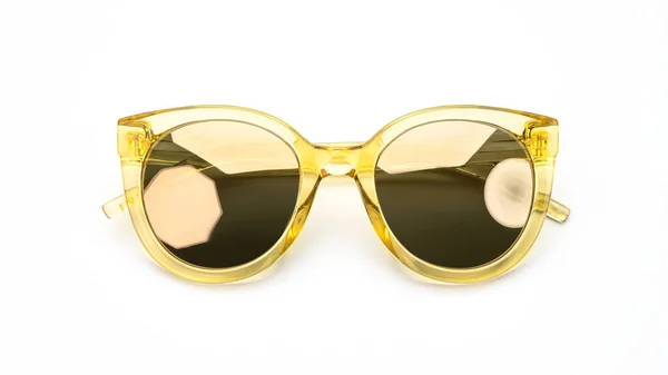 Сонцезахисні окуляри ретро ізольовані на білому тлі. Сучасні сонцезахисні окуляри літні жіночі аксесуари золотий або жовтий колір. Вид зверху — стокове фото