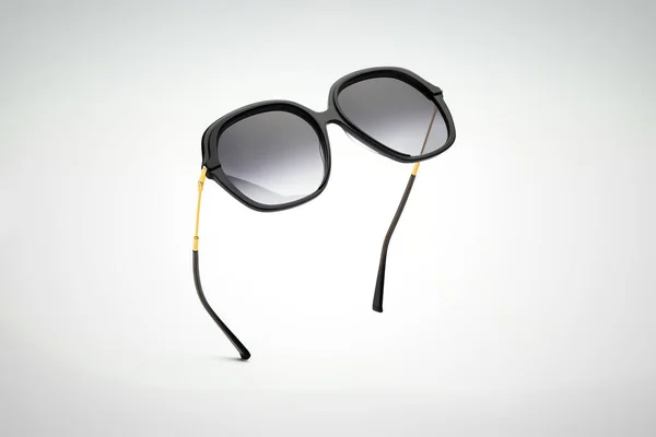 Gafas de sol negras de vuelo sobre fondo blanco y gris. Gafas de sol accesorios de mujer de verano como elemento de diseño para promoción o banner publicitario —  Fotos de Stock