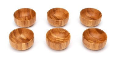 Tahta kaseler beyaza izole edilmiş. Boş ahşap kaseler farklı açılarda yuvarlak formda ve kolaj için kolaj şeklinde..