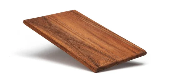 ホワイトに隔離されたフライングカットボード。あなたのデザインのための木製のチョッピングボードコンセプト。木製キッチンボードの長方形のフォーム. — ストック写真