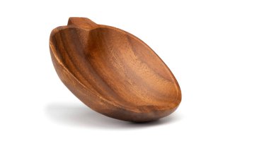 Kuru meyveler için boş ahşap kase ve beyaza izole edilmiş fındıklar. Elma şeklindeki ahşap kaseyi tasarlamanız için tasarlayın.