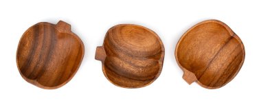 Elma şeklindeki tahta kaseler beyazın üzerinde izole edilmiş. Kuru meyveler için boş ahşap kaseler ve kolaj için fındıklar. Üst görünüm.