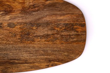 Tahta kesme tahtası üst görünümü. Kesme tahtası beyaz arkaplanda izole edildi.