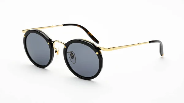 Сонцезахисні окуляри ретро ізольовані на білому тлі. Сучасні сонцезахисні окуляри літні жіночі аксесуари чорного кольору — стокове фото