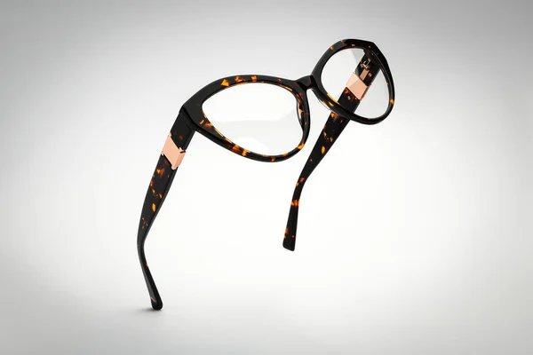 Gafas de sol color leopardo de vuelo sobre fondo blanco y gris. Gafas de sol accesorios de mujer de verano como elemento de diseño para promoción o banner publicitario —  Fotos de Stock