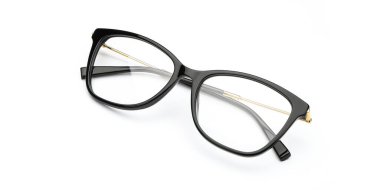 Beyaz arka planda izole edilmiş siyah gözlük