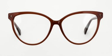 Beyaz üzerine izole edilmiş kırmızı bardaklar. Portre tasarımı için gözlük ön görünümü