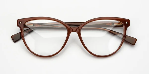 Röda glasögon isolerade på vitt. Glasögon kvinnliga mode ovanifrån. — Stockfoto