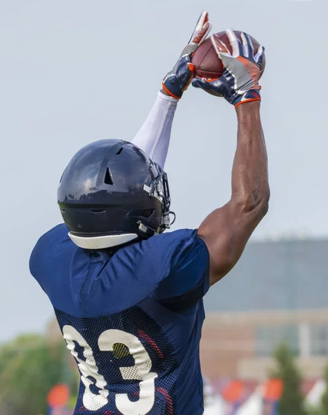 Football Player Making Catch — Stock Photo, Image