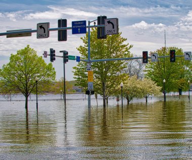 5 Mayıs 2019, Davenport şehir merkezi, Iowa seli. Levee kırıldıktan sonra.