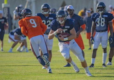 Ryan Nail #35 topu çalıştırır, Chicago Bears eğitim kampı, Bourbonnais, Illinois, 5 Ağustos 2019.