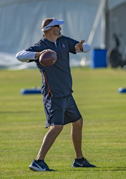 Hoofd Coach Matt Nagy Gooit Een Voetbal Training Camp Chicago — Stockfoto