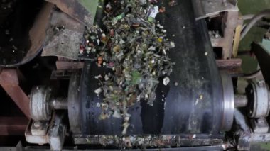 Atık işleme tesisi, konveyör bant üzerinde hareket