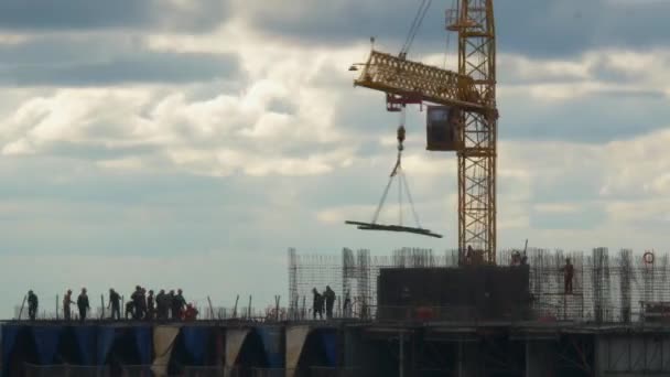 Timelapse - Grúa y constructores están construyendo un rascacielos en el fondo del cielo — Vídeos de Stock