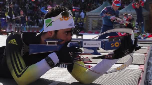 Martin Fourcade am Schießstand beim Biathlon — Stockvideo
