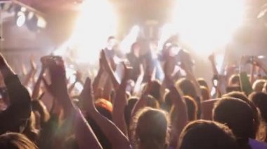 konser sonunda, eller, ışıklar 2 sahne alanı'ndan mutlu insanların rock konseri, zevk ile alkışlar büyük grup kaldırdı