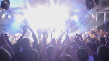 Mutlu insanlar zevk rock konserine büyük bir grup, ile Alkışlar eller, 1 sahne ışıklarını kaldırdı