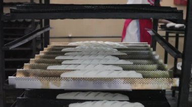 Baget yapmak için bir bıçak kullanarak kadın pasta