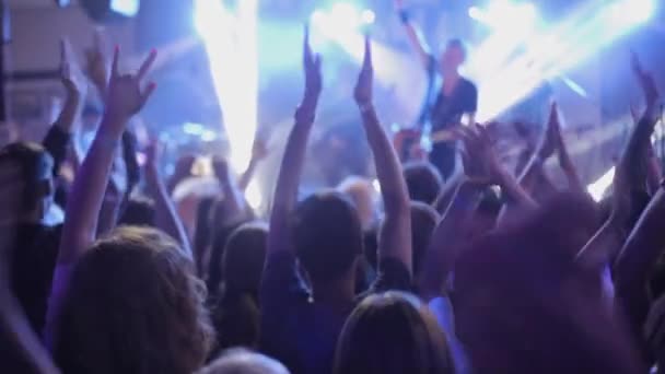 Das Ende des Konzerts, große Gruppe fröhlicher Menschen genießt Rockkonzert, klatscht mit erhobenen Händen, Lichter von der Bühne 5 — Stockvideo