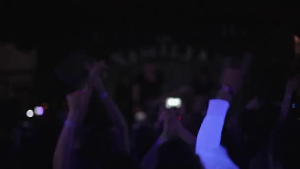 Stor grupp glada människor njuter rockkonsert, klappar med höjt upp händer, lampor från scenen 3 — Stockvideo