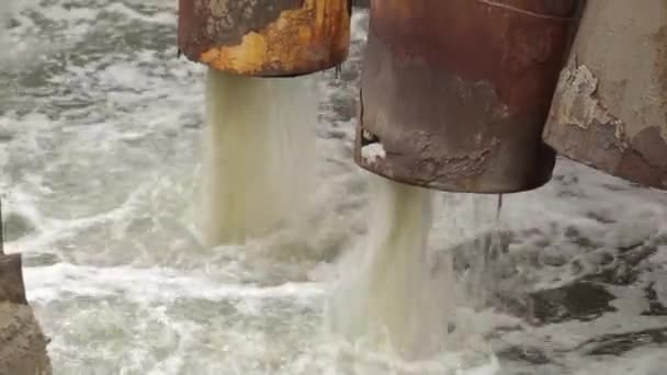 Przemysłowa rurociągowa rozładowywanie odpadów płynnych — Wideo stockowe