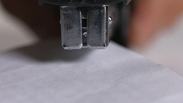 Fechar o grampeador, agrafar folhas de papel 6 — Vídeo de Stock