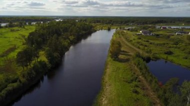 Yaz aylarında, Rus manzara evleri yeşil nehir kıyısında
