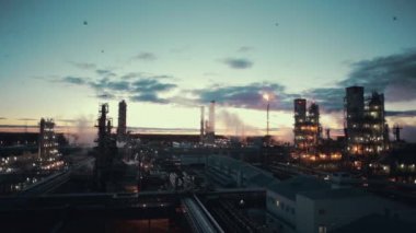 Gökyüzünde petrol ve gaz rafinerisi ya da petrokimya endüstrisi günbatımı arka planı, akşam fabrikası