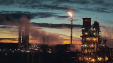 Gökyüzünde petrol ve gaz rafinerisi ya da petrokimya endüstrisi günbatımı arka planı, akşam fabrikası