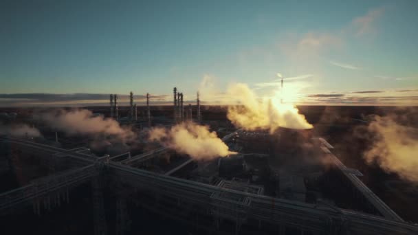 Planta de refinería de petróleo y gas o industria petroquímica sobre fondo del atardecer del cielo, fábrica con noche — Vídeo de stock