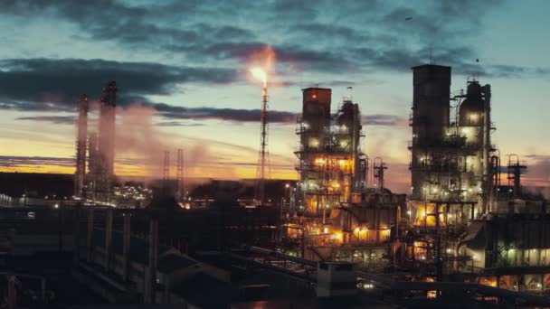 Planta de refinería de petróleo y gas o industria petroquímica sobre fondo del atardecer del cielo, fábrica con noche — Vídeos de Stock