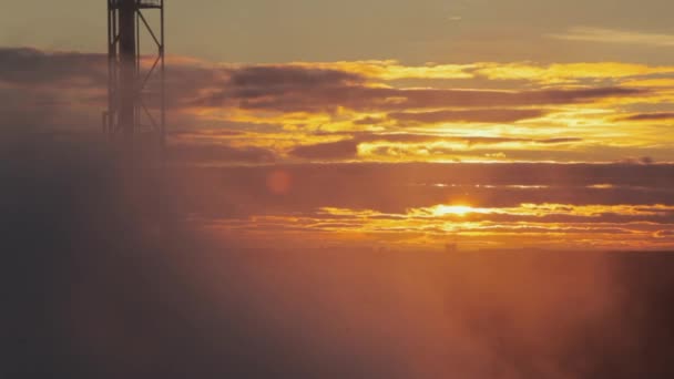 Fumaça no céu por do sol fundo, planta de refinaria de petróleo e gás ou indústria petroquímica. Fábrica com noite — Vídeo de Stock