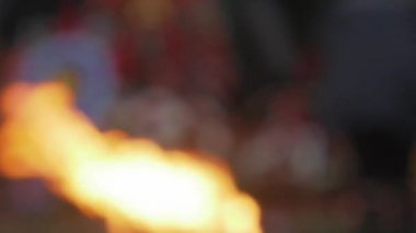 Ufuk Eternal flame. Rusya Sovyet ordusu için zafer anıtı. Gün, yağmur, Mayıs. Sonsuz alev.