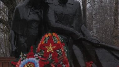 Rusya Sovyet ordusu için zafer anıtı. Gün, yağmur, Mayıs. Sonsuz alev. Yakın çekim