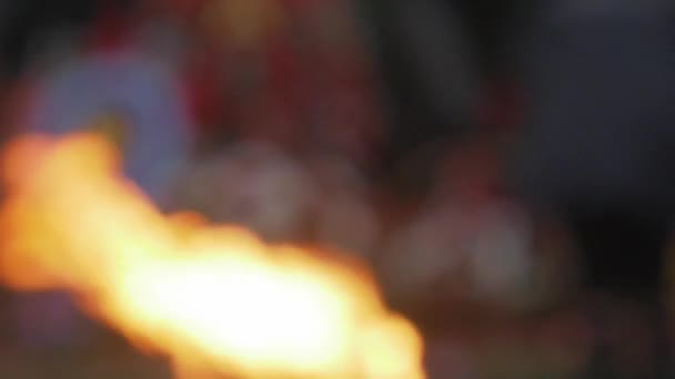 Flamme éternelle déconcentrée. Mémorial de la victoire à l'armée soviétique en Russie. Jour, pluie, mai. Flamme éternelle .