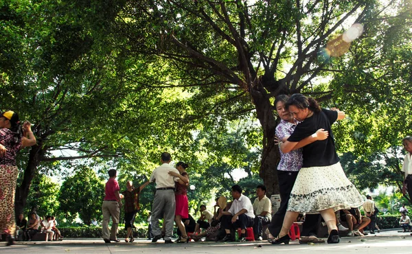 Idosos chineses dançam no parque. Tiro largo — Fotografia de Stock