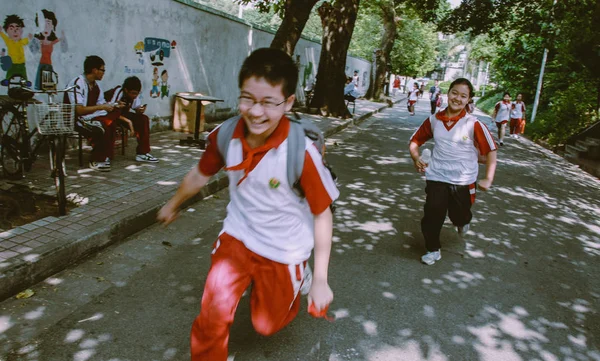 中国小学生逃离同学 图库图片