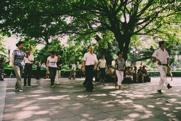 中国老人在公园里跳舞。宽镜头 免版税图库照片